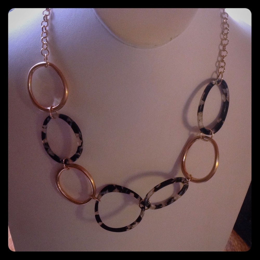 Blk, white, and gold circle necklace set💋💋